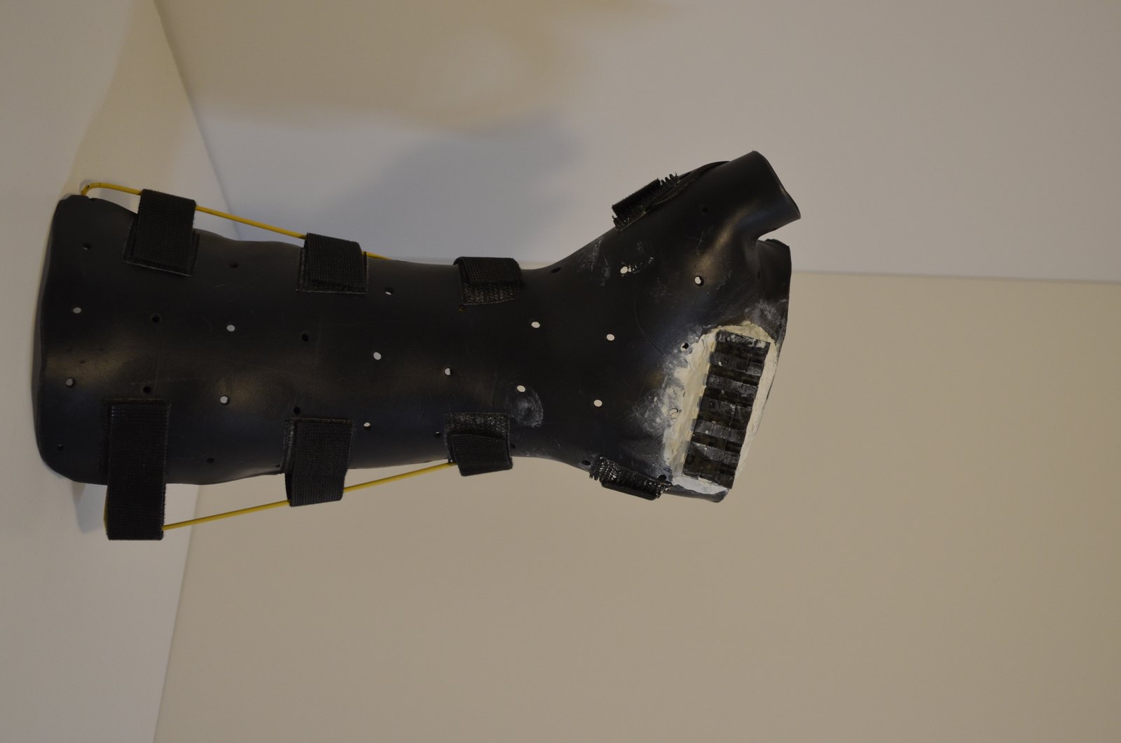Thermoplastic splint with the dovetail rail bonded to the palm side